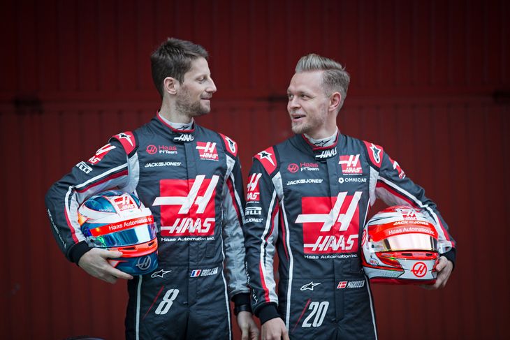 Lidt bromance mellem Romain Grosjean og Kevin Magnussen. Tirsdag er det danskerens tur til at sætte sig bag rattet. Foto: Jan Sommer