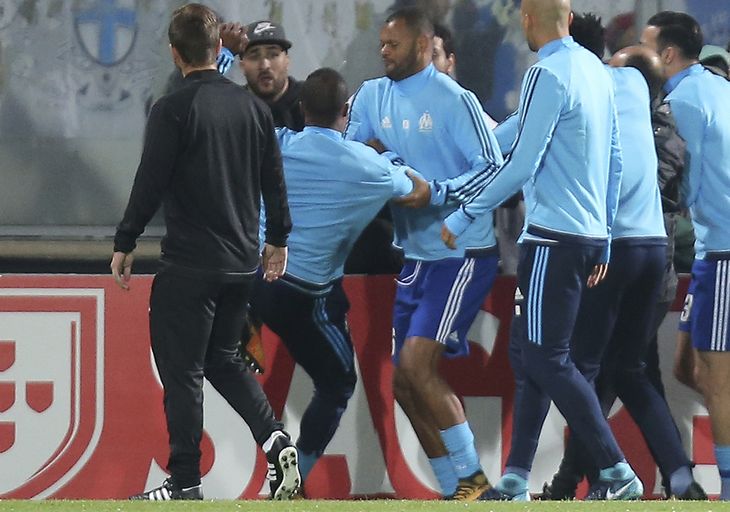 Patrice Evra blev først suspenderet og siden fyret i Marseille for denne episode. Foto: AP