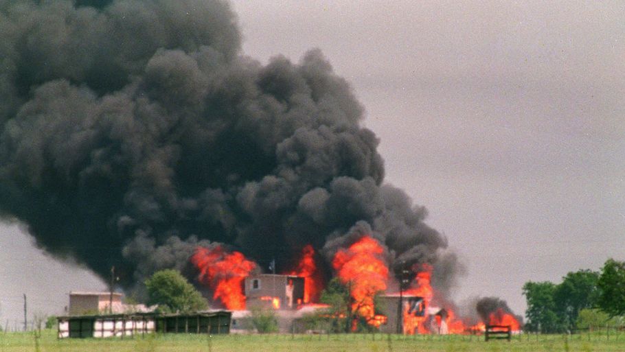 Da FBI stormede kulten Branch Davidians bygninger i Waco med panservogne udbrød der brand. 75 kultmedlemmer døde under angrebet. Foto: AP