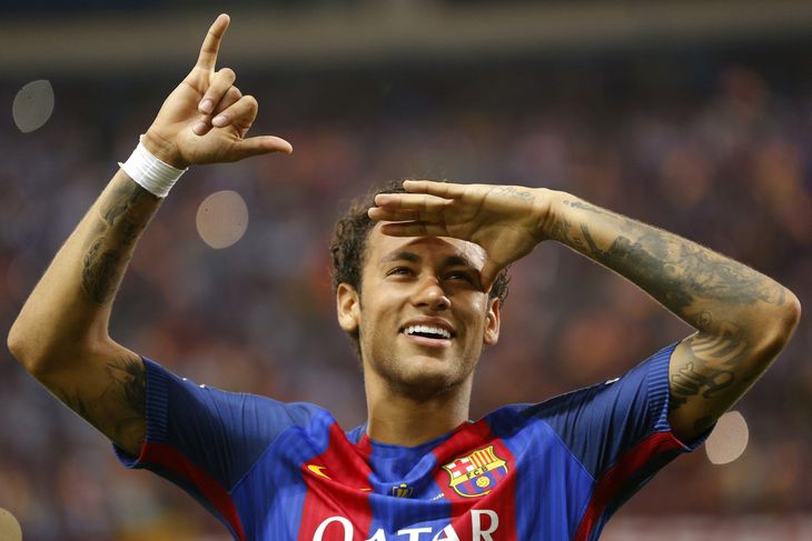 Neymar i Barcelona trøjen, hvor han blandt andet fejrede to La liga-titler og et enkelt Champions League trofæ. Nu lurer det forbudte skifte til Real Madrid i horisonten. Foto: Daniel Ochoa de Olza/AP