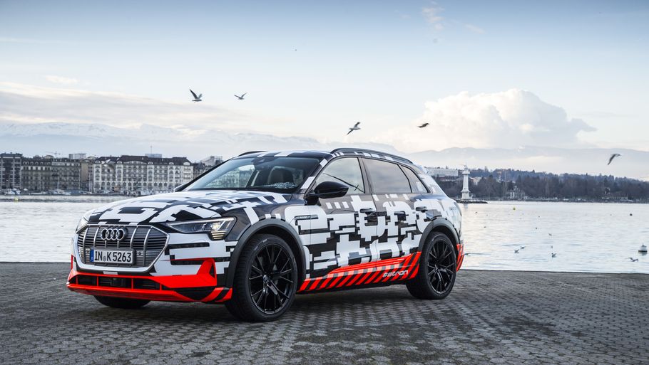 Ved lanceringen af Audi E-tron i Genève slap producenten 250 kamouflerede eksemplarer af bilen løs i byens gader. Den færdige bil forventes at være klar inden året er omme. Foto: Audi