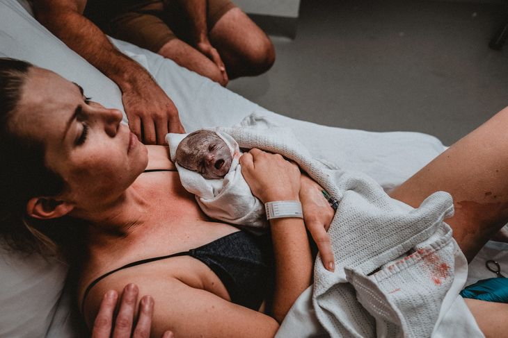 Sarah Jade og manden Tim valgte at forevige øjeblikket, hvor deres dødfødte søn Aksel blev født. Foto: Ritzau Scanpix.
