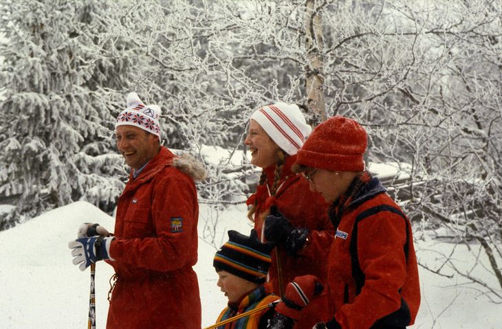 Dronning Margrethe på skiferie i Gausdal, Norge. Her ses hun med Sonja og Harald og lille Märtha Louise. Foto: Polfoto