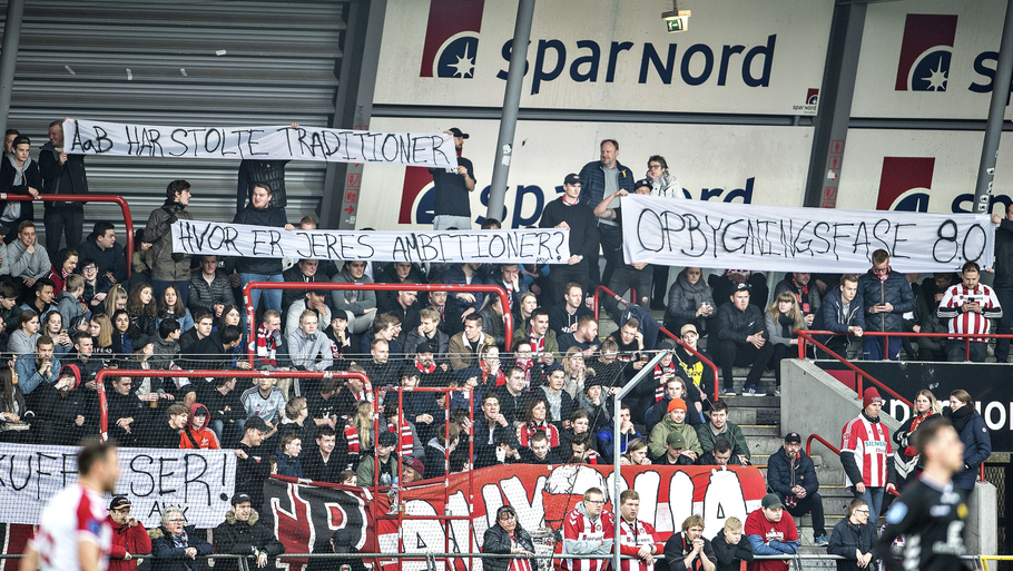 Fansene er kritiske i AaB, der nu har fået en tidligere klubhelt som direktør. Foto: Ritzau / Scanpix / Henning Bagger
