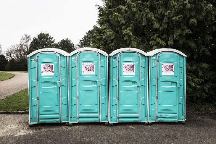 Der er blevet sat toiletter op på kirkegården i bedste festivalstil. Foto: Linda Johansen