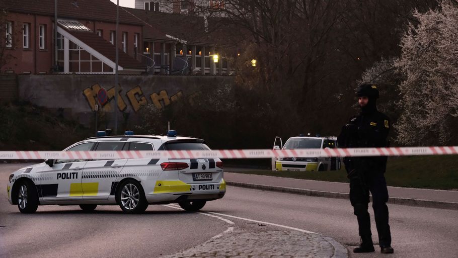 Billedet er fra en af de sager om drabsforsøg, som politiet efterforsker. Her blev der skudt i april  i Næstved, hvor en blev ramt. Foto: Per Rasmussen.