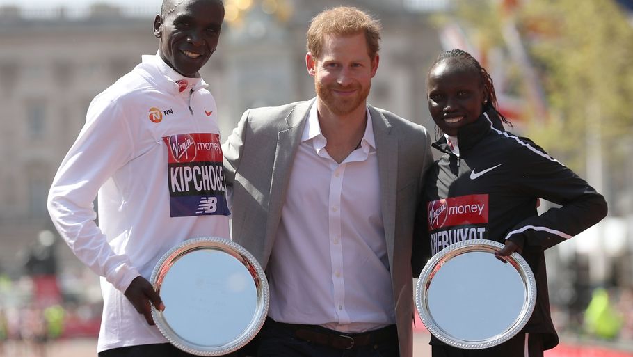 Prins Harry uddelte sølvtøj til vinderne af London Maraton, men nu er det hele overskygget af en 29-årig tv-kendis' dødsfald i løbet. Foto: Daniel Leal-Olivas / Ritzau/Scanpix