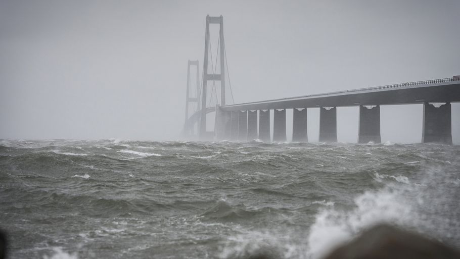 Det frarådes onsdag morgen at køre over Storebæltsbroen med vindfølsomme køretøjer - selvom det ikke blæser helt så kraftigt som på billedet her, som er taget i forbindelse med en storm, hvor broen var helt lukket. Arkivfoto: Per Rasmussen