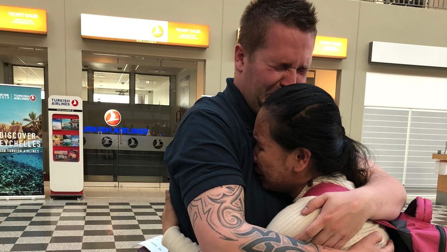 Casper Olesen siger farvel til sin kone, Christina Maramba i lufthavnen.