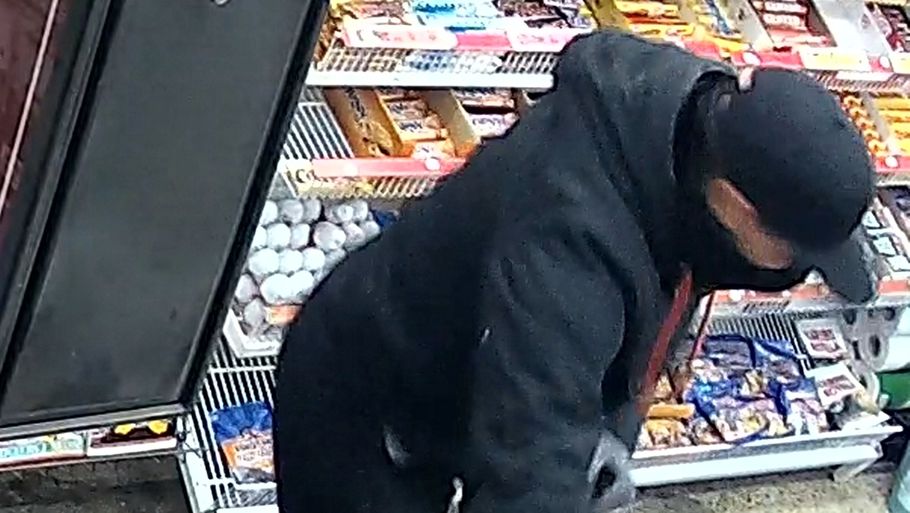 Video-overvågning i en kiosk fangede gerningsmanden, der affyrede de dræbende skud i 2016.