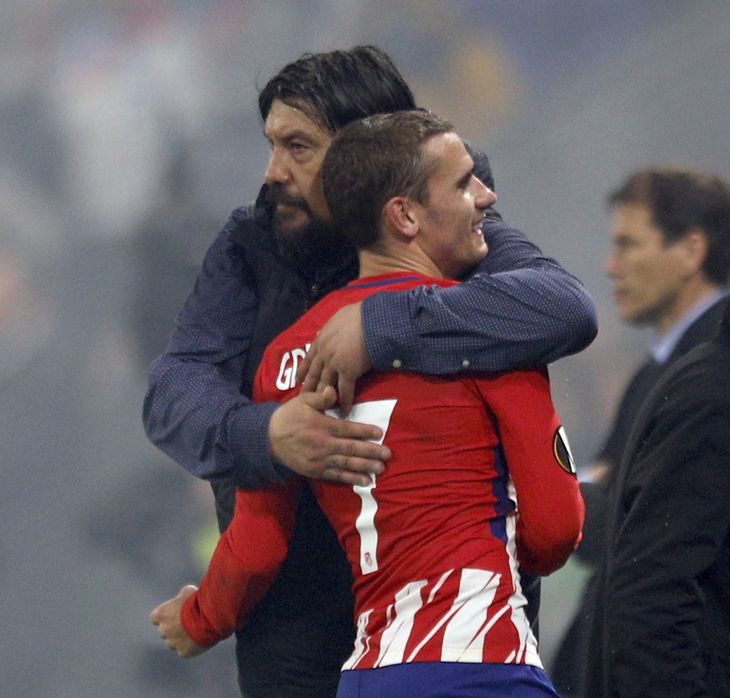 De er glade for Griezmann i Atletico. Og kærligheden er tilsyneladende gengældt fra franskmanden, som her får en krammer af Madrid-klubbens assistent-træner, German Burgos. Foto: AP