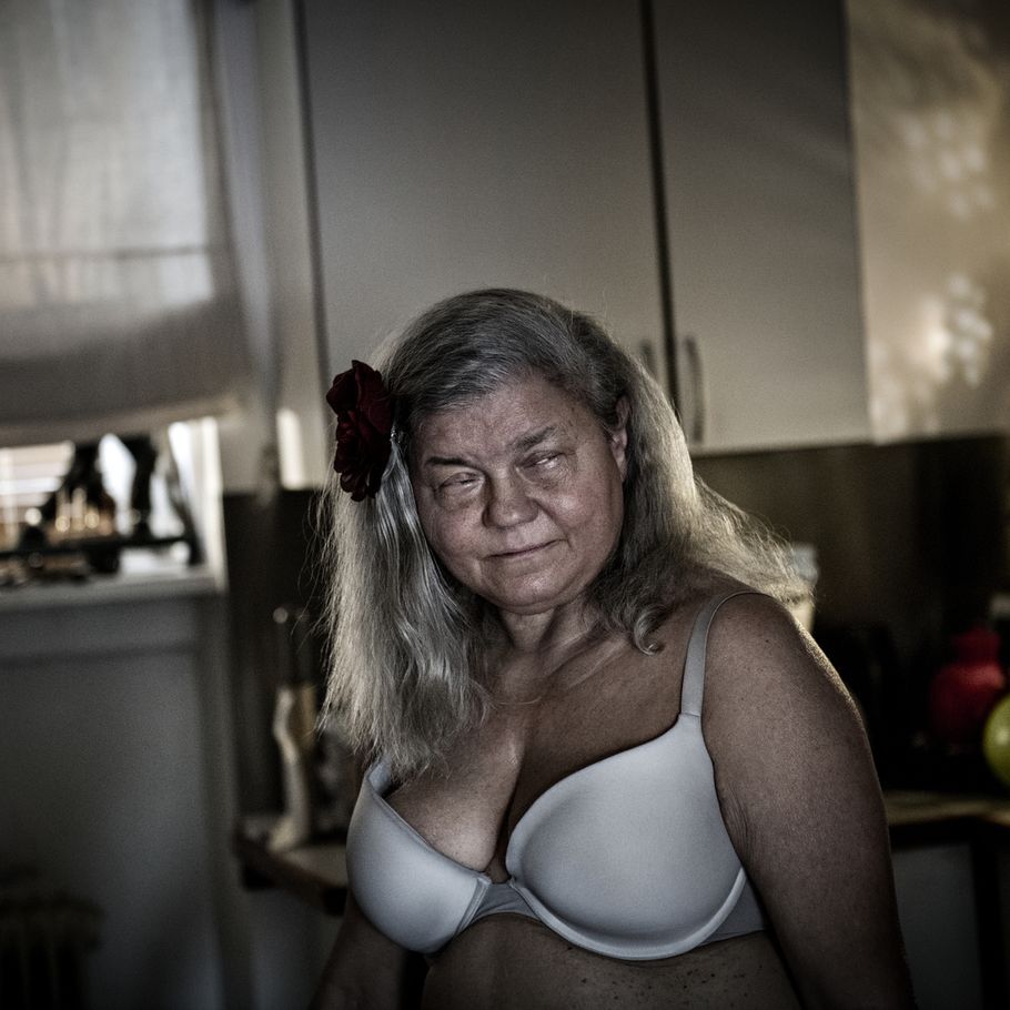 Kunderne elsker blind 62-årig Nu giver Edith tre håndjob om dagen