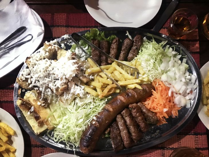 De små pølselignende kødstykker i toppen af tallerkenen er den makedonske nationalret kebab. Foto: Nikolaj Høier