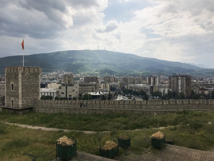 Fra hvilket som helst sted i byen kan du spotte den store fæstning, der dekorerer Skopjes smukke centrum. Foto: Nikolaj Høier