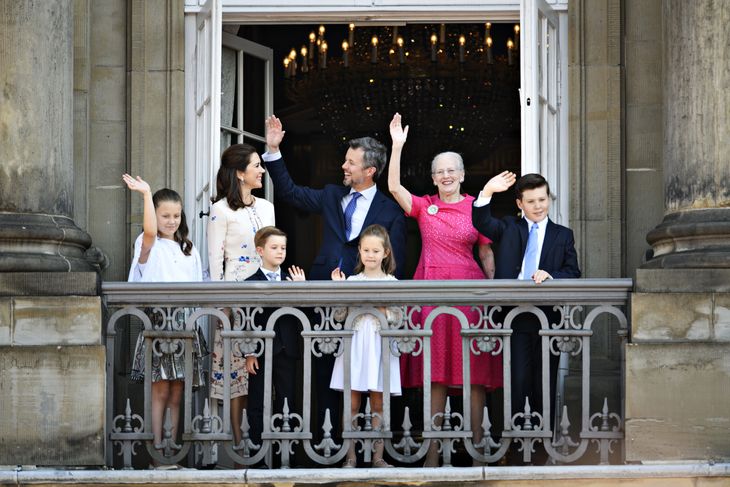 Frederiks fødselsdag var knap så festlig for fire erklærede republikaner. Her ses fødselaren omgivet af familien på Frederik d. 8.'s Palæ. Foto: Philip Davali