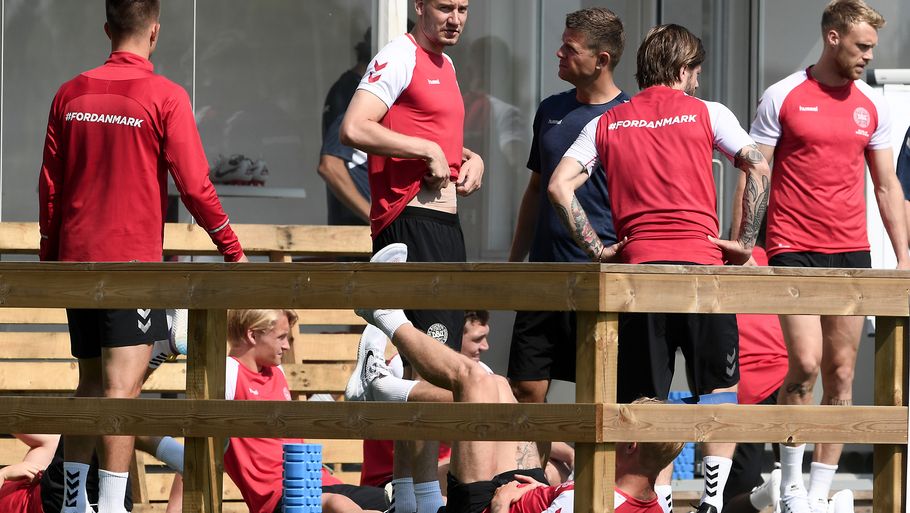 Åge Hareide valgte overraskende at droppe Nicklas Bendtner til VM - på grund af angriberens skade. Foto: Lars Poulsen
