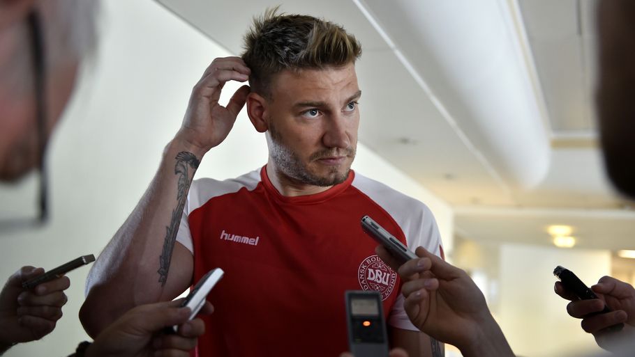 Nicklas Bendtner morede sig i mixed zone på bekostning af svenske Martin Olsson. Arkivbillede: Lars Poulsen