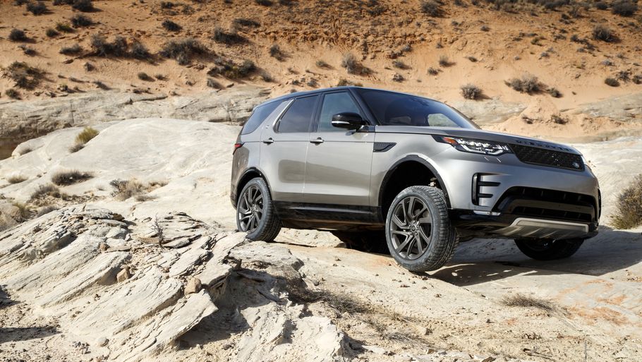 Firehjulstrækkere som denne Land Rover Discovery skal inden længe selv kunne aflæse og forcere terræn. Foto: Jaguar Land Rover