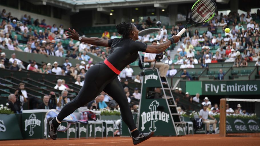 Serena Williams tiltrak dig megen opmærksomhed under French Open, hvor hun spillede i en catsuit. Nu forbyder arrangørerne den slags påklædning. Foto: Alessandra Tarantino/AP/Ritzau Scanpix