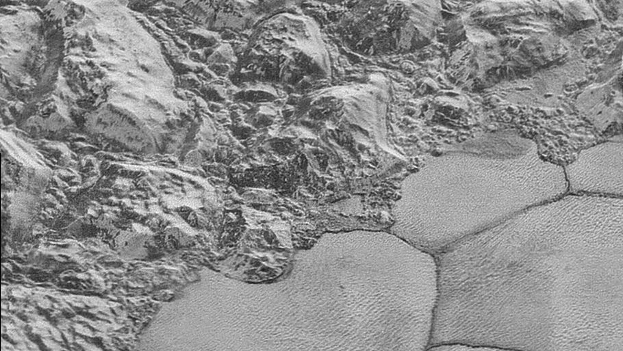 Her er billedet, der har overrasket forskerne. Bjergene øverst og sanddynerner i bunden. Foto:  NASA/Johns Hopkins University Applied Physics Laboratory/Southwest Research Institute via AP