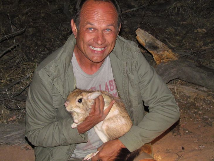 Safari-chefen og storvildtjægeren Claude Kleynhans sidder her og kæler med en lille gnaver. (Foto: Facebook)