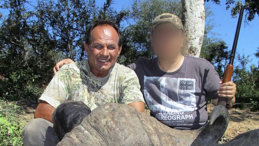 Her sidder jægeren Claude Kleynhans ved en død bøffel sammen med en safari-kunde. (Foto: Facebook)