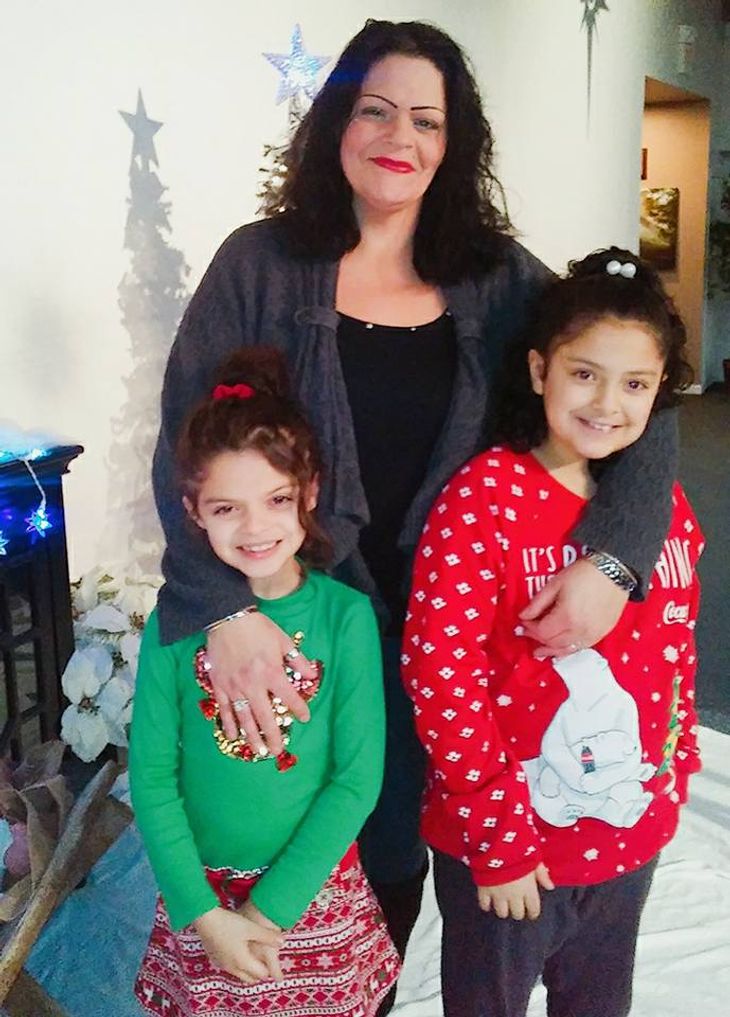 Sådan ser Melissa ud i dag sammen med sine to børn. En ganske almindelig sund mor. (Foto: Facebook)