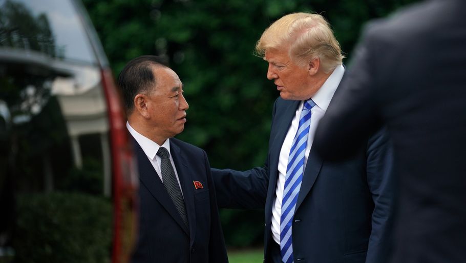 Trump har bekræftet, at han skal mødes med Kim Jong-un i Singapore 12. juni. Her ses han i dag med Kim Yong Chol, der er Kim Jong-uns rådgiver. Foto: Andrew Harnik/AP