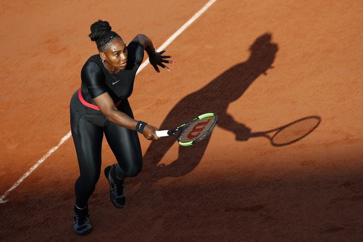 Serena Williams er hurtigere end sin skygge i heldragten. Foto: AP