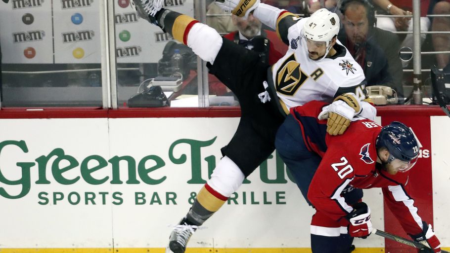 Lars Eller (i rød) fik 20 minutter på isen, da Washington Capitals bragte sig foran 2-1 i NHL-finaleserien. Der spilles bedst af syv kampe. Foto: AP