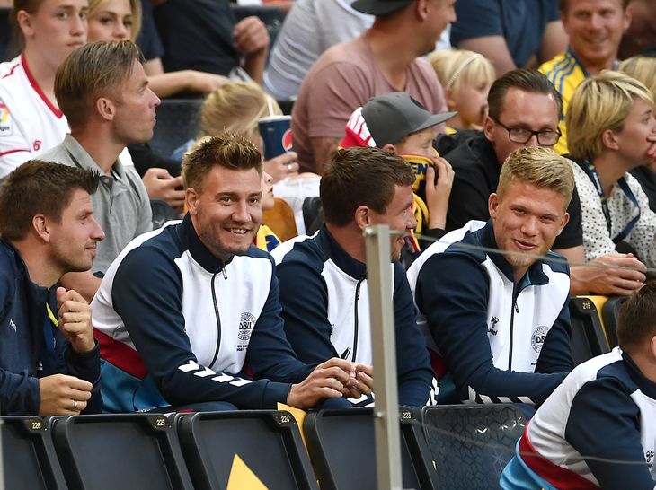 Cornelius, Bjelland og Bendtner på tilskuerpladserne til kampen mod Sverige. Cornelius blev den eneste, som skal til VM. Foto: Lars Poulsen.