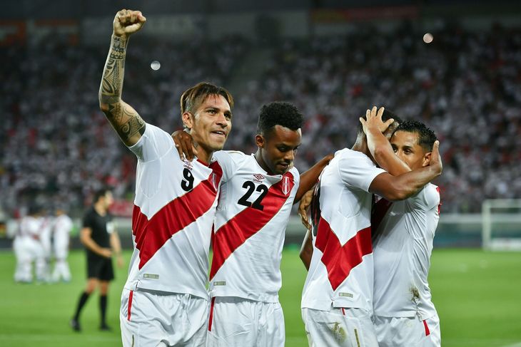 Peru-spillerne fejrer den 3-0-scoringen mod Saudi Arabien i søndagens træningskamp. Foto: Ritzau Scanpix