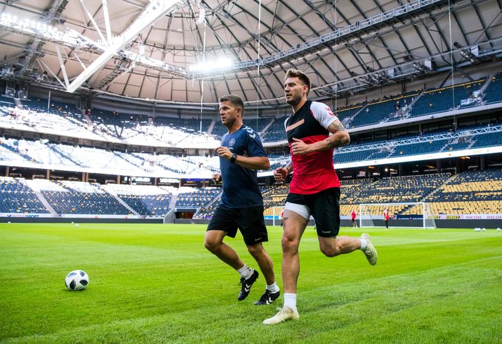 Nicklas Bendtner varmer op under træning, da landsholdet var i Stockholm for at møde Sverige sidste uge. Foto: Jonathan Nackstrand/Ritzau Scanpix