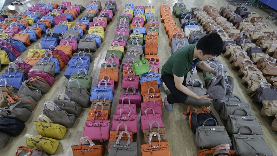 Falske tasker er blandt de varer også danske forbrugere køber på nettet til stor skade for den lovlige handel. Foto: Ahn Young-joon/AP