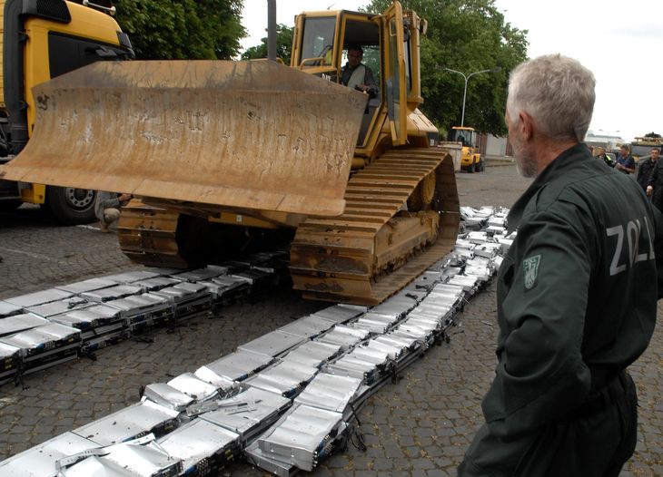 Her går tyske toldere kontant til værks og smadrer 735 falske DVD-maskiner. Også tusindvis af falske dele til mobiltelefoner samt tasker, ure og solbriller blev ødelagt. Foto: Rene Tillmann/Rene Tillmann