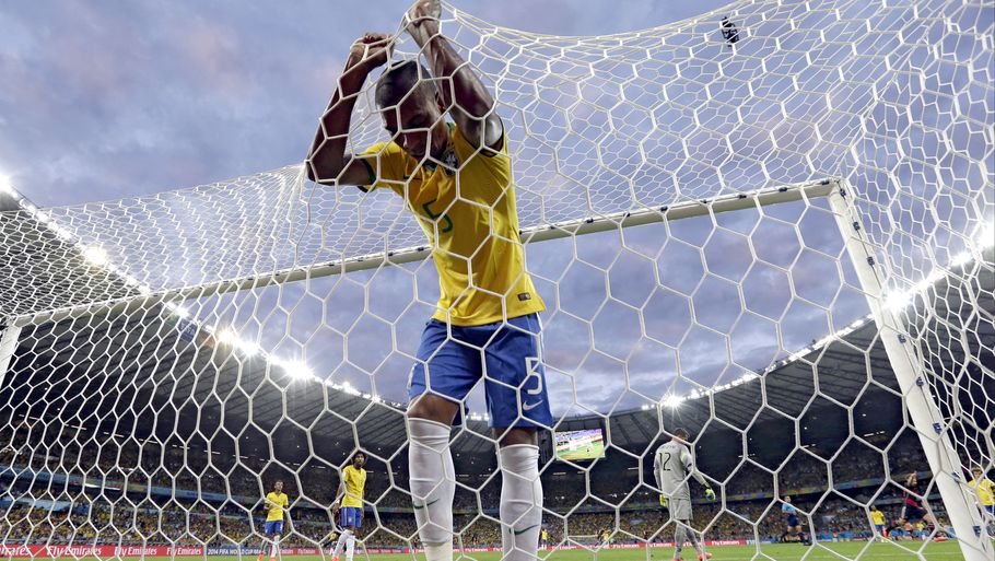 Brasiliens Fernandinho i det mål som nu skal sælges. Foto: Natacha Pisarenko/AP.