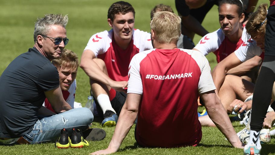 Thomas Helmig snakkede med de danske landsholdsspillere i forbindelse med onsdagens træning. Foto: Lars Poulsen