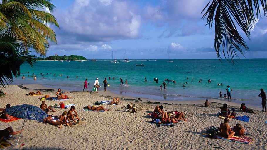 Guadeloupe er lige til at holde ud, og der er pæn solgaranti i det tropiske og caribiske paradis. Foto: All Over Press
