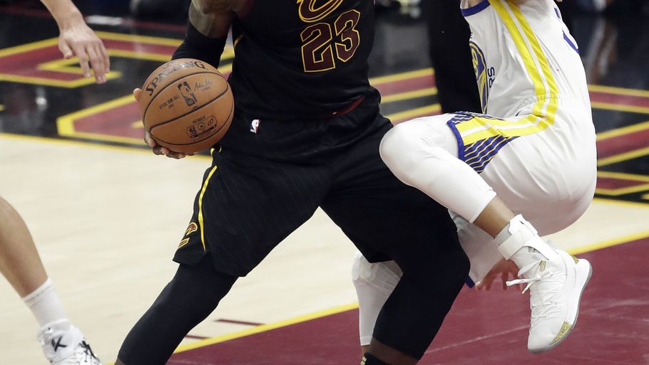 LeBron James kæmpede forgæves i kampen mod Golden State Warriors. Foto: AP