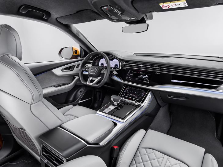 Audi Q8 får tre store touchskærme i kabinen. Foto: Audi 