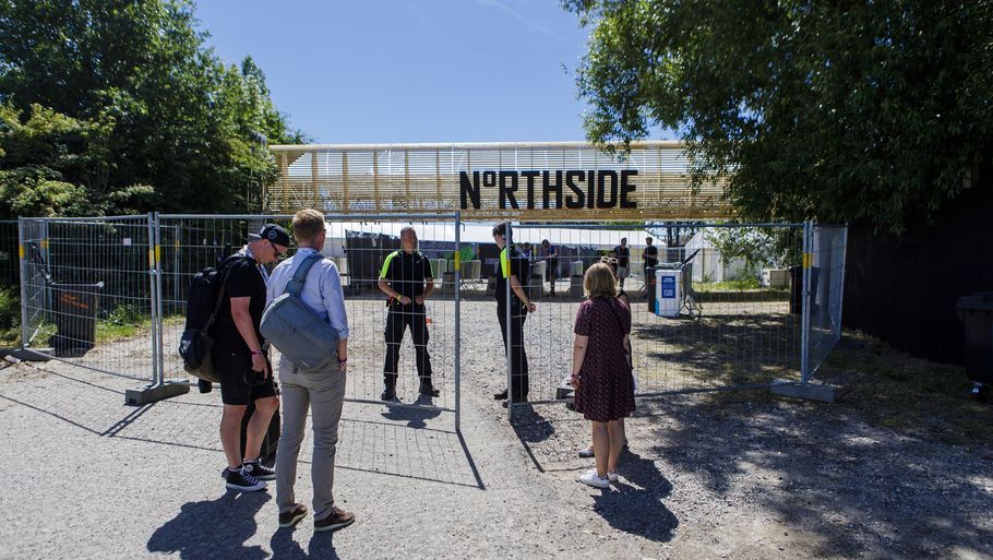 NorthSide forsøger så godt de kan at holde folk, der klatrer over hegnene, udenfor festivalpladsen. Foto: Per Lange