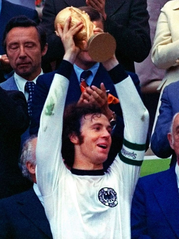 Beckenbauer med VM-pokalen som spiller. Foto: AP