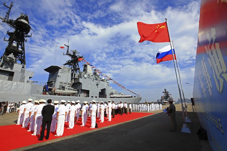 Her mødes kinesiske og russiske flådestyrker til en øvelse i det sydkinesiske hav, som Kina gør alt for at vinde magten over. Foto: Zha Chunming/Xinhua via AP