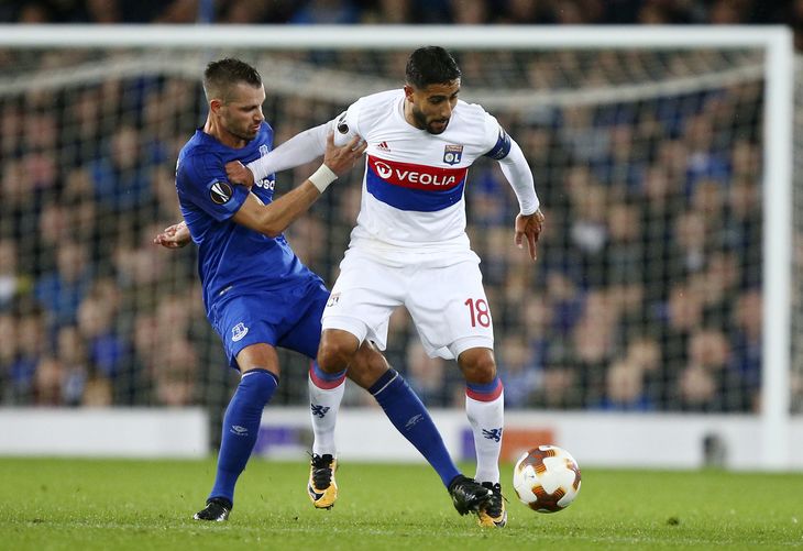Nabil Fekir i en duel mod Everton's  spiller Morgan Schneiderlin på Goodison Park Stadium, Liverpool. Foto: AP