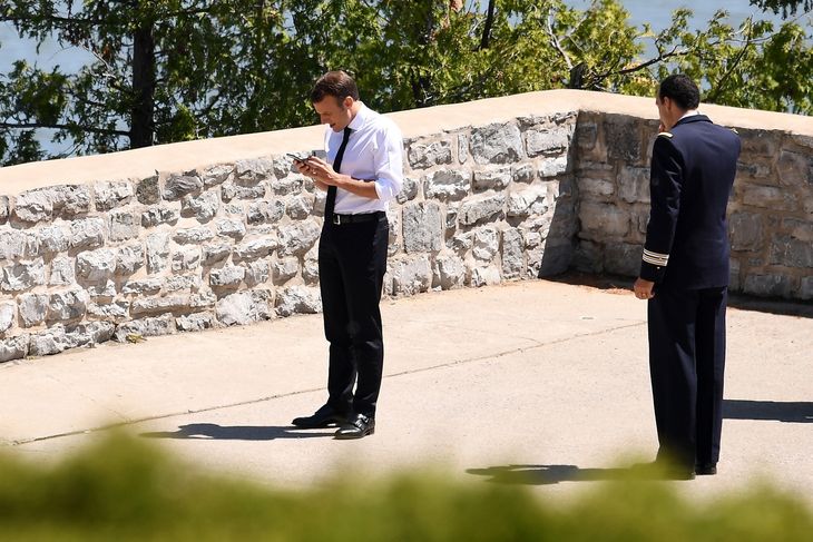 Det kan godt være, at de franske elever ikke må bruge mobiltelefoner. Men præsidenten selv er ikke just et godt forbillede. Her er vi ved G7-mødet i Canada denne weekend. Foto: Leon Neal/Ritzau Scanpix