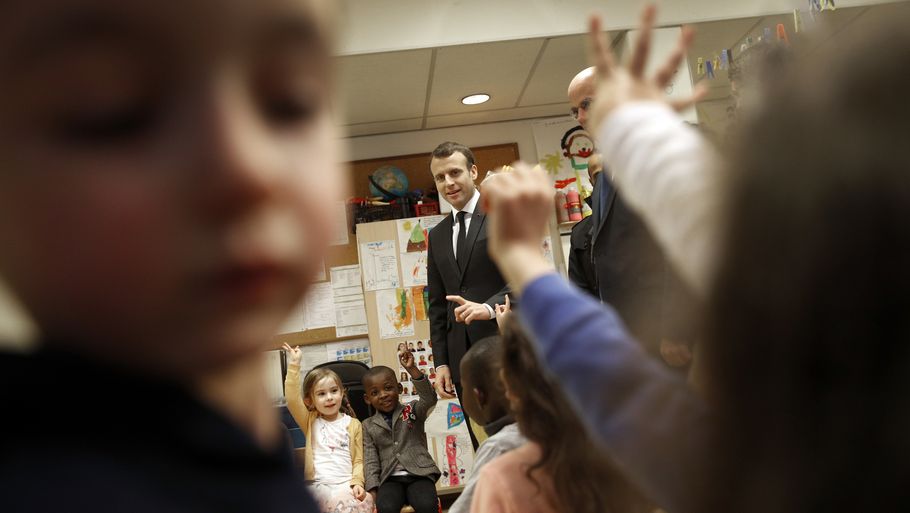 Den franske præsident Emmanuel Macro står forrest i kampen for at få mobiltelefonerne ud af de franske skoleinstitutioner. Foto: Christophe Ena/AP