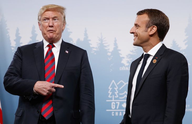 Donald Trump er ikke i tvivl om, hvem der ville vinde en armlægningsduel mellem ham og Macron. Foto: Evan Vucci/AP