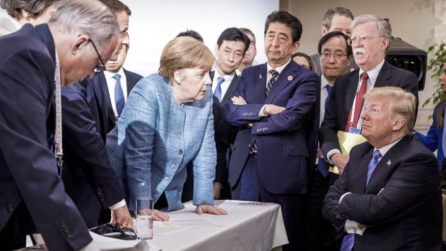 Angela Merkel læner sig bekymret mod Donald Trump under topmødet i Charlevoix-provinsen i Canada. Foto: Jesco Denzel/German Federal Government/AP