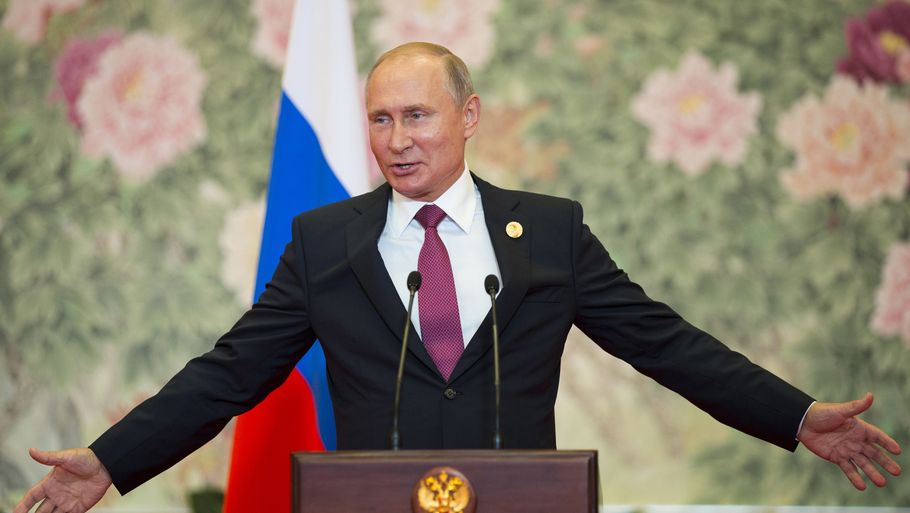 Vladimir Putin taler varmt for, at han og præsident Trump skal mødes. Det sker efter, at den amerikanske præsident netop har anbefalet, at Rusland kommer ind i varmen igen i det såkaldte G7-samarbejde. Foto: Alexander Zemlianichenko/AP