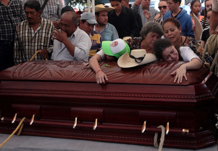 Familien til den dræbte kandidat fra (PRI) Abel Montufar Mendoza, sørger over hans død. Foto: Jessica Torres/Ritzau Scanpix
